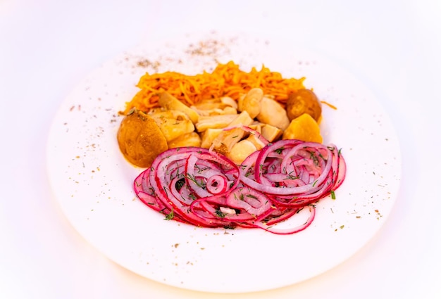 Talerz z kolorowym daniem